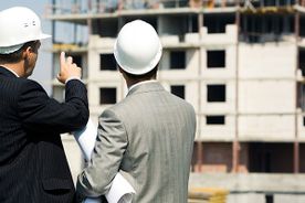 Obreros mirando construcción