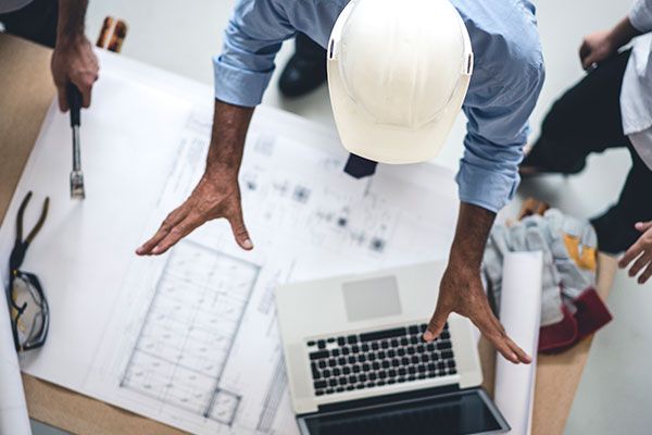 Personas revisando planos de construcción